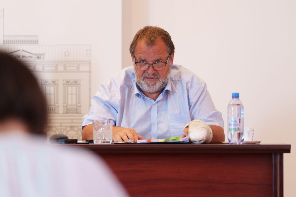 Sándor László, a vízügyi hivatal vezetője: az árvízvédelmi munkálatok kivitelezéséhez módosítani kell a jogszabályt. Fotó: Tuchiluș Alex