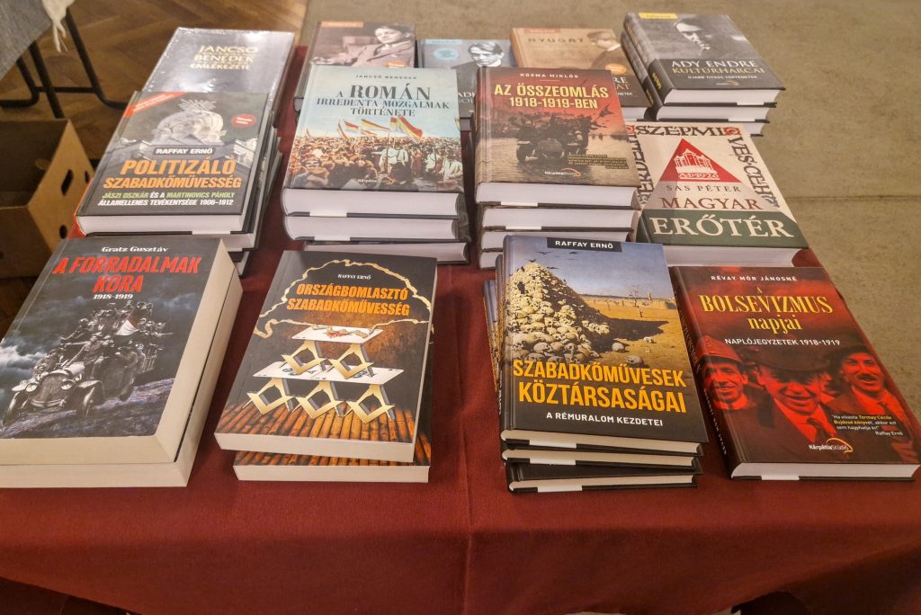 A kézdivásárhelyi előadás után könyveket is lehetett vásárolni. Fotó: Kocsis Károly