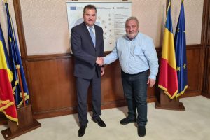 Cseke Attila miniszter és Bokor Tibor polgármester. Múlt szerdán írták alá a Kert utca felújítására vonatkozó szerződést