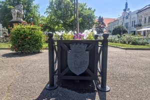 Tizenhat virágládát is címeres fémkeretbe foglaltak