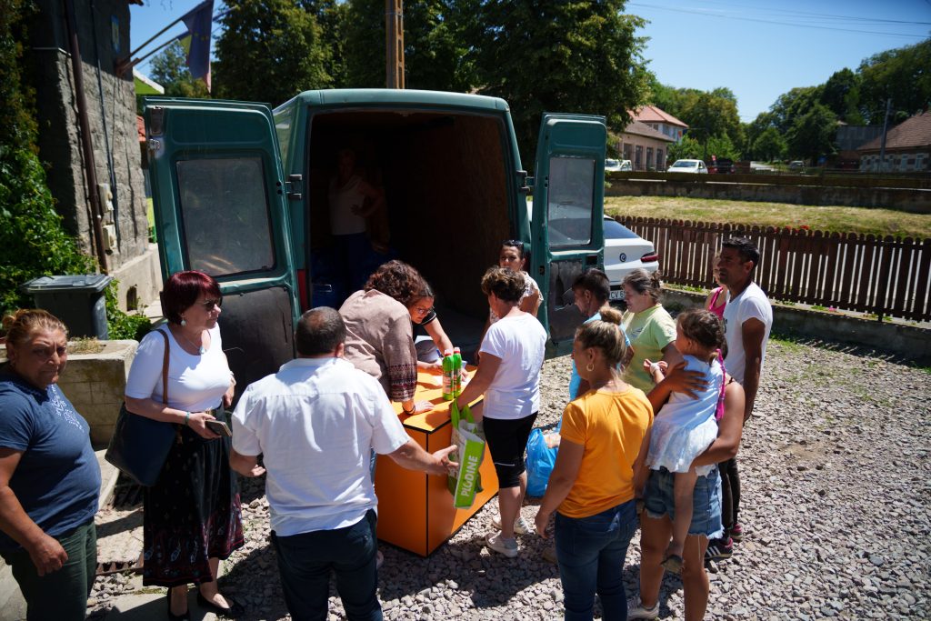 Egy jószándékú ember segélyszállítmánya is képes vihart kavarni. Fotó: Tuchiluș Alex