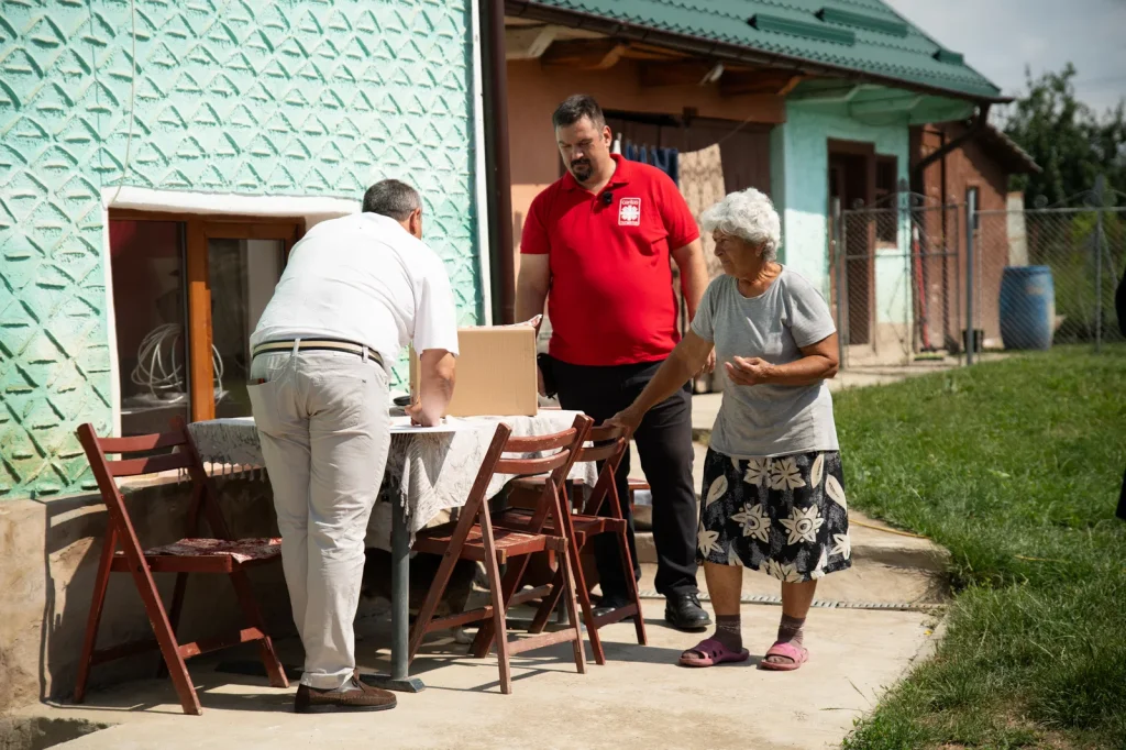 Diákok által összeállított tartósélelmiszer-csomagot osztottak szét az árvízkárosultak között. Fotó: Tuchiluș Alex