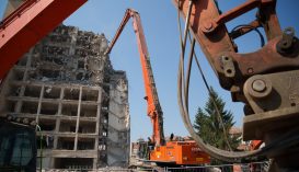 Csonka épület az óriáslepel mögött – eltűnőben a Bodok szálló