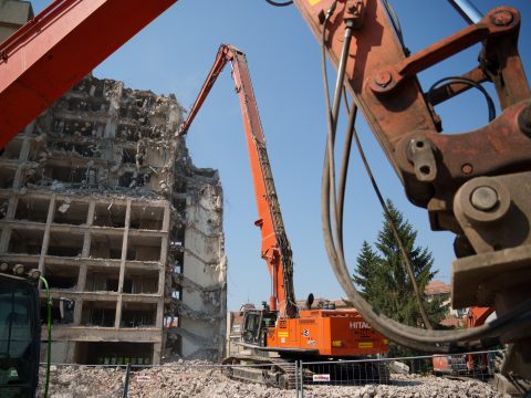Csonka épület az óriáslepel mögött – eltűnőben a Bodok szálló