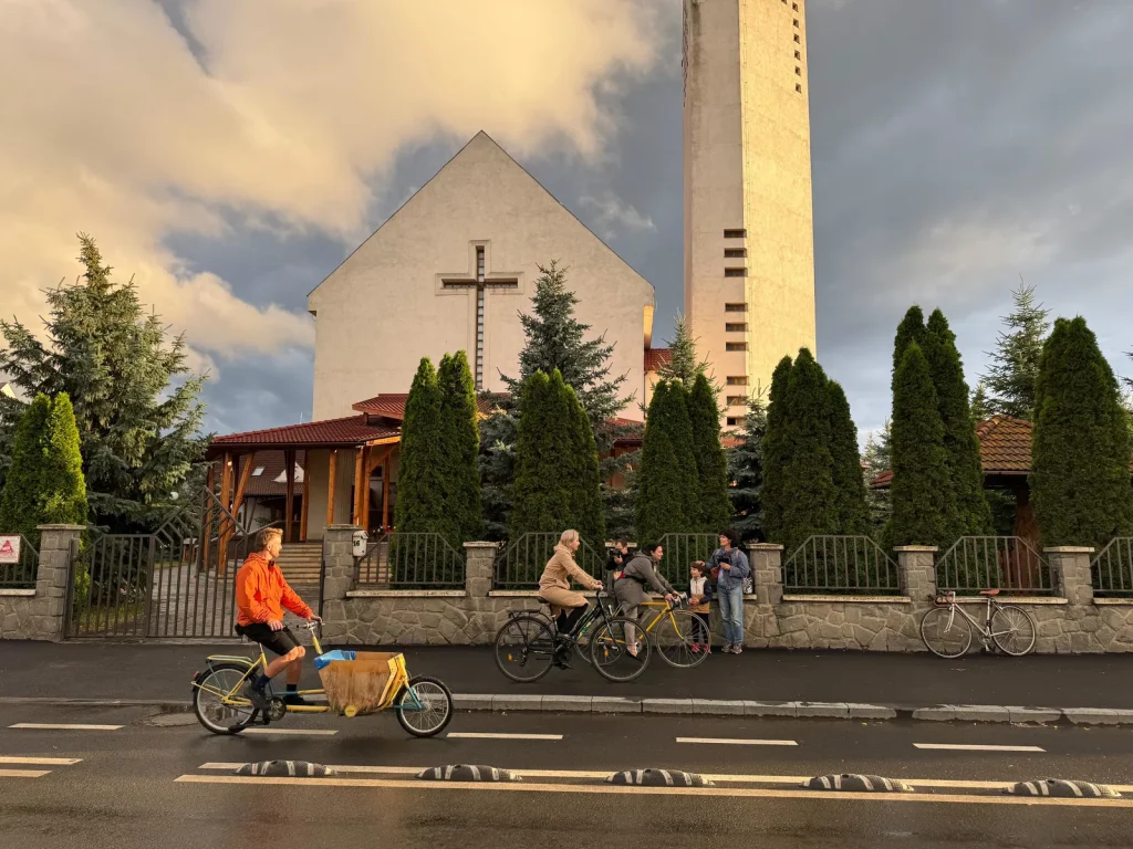 A Krisztus Király templomhoz már napsütésben érkeztek. Fotó: Farkas Orsolya