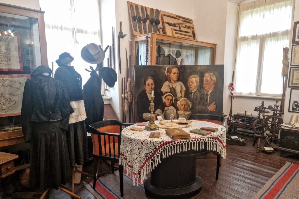 Az elsőévesek egy-egy kiállított tárgyra reflektáltak festményekkel, installációkkal. Fotó: Kocsis Károly