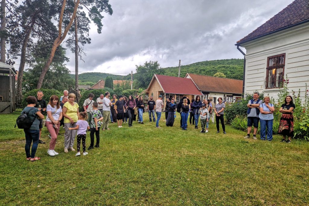 Szép számú közönség gyűlt össze a múzeum udvarán. Fotó: Kocsis Károly