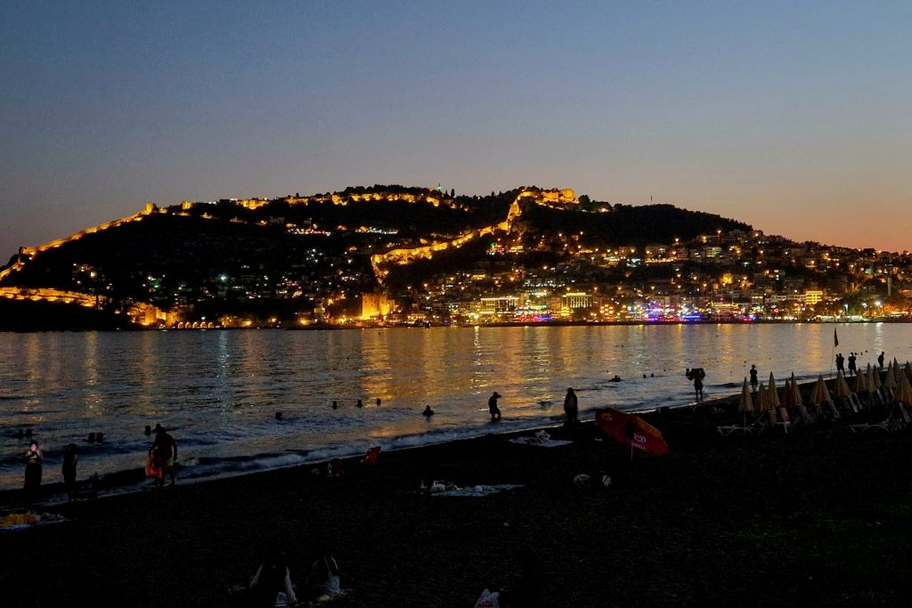 A vár esti megvilágításban. Alanya másik jelképe, a vörös torony is kivehető rajta Fotó: Kocsis Károly