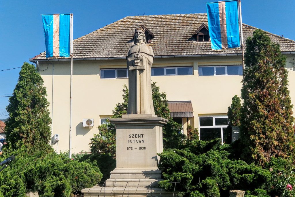 Szent István egészalakos szobra egyedülálló egész Háromszéken. FOTÓ: KOCSIS KÁROLY