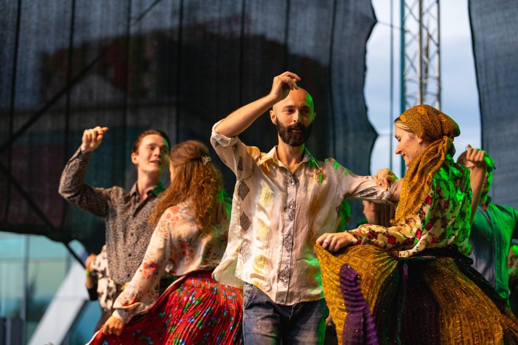 Jelenet a XXVI. Cigányfolklór Tábor szombati gálaműsorából. Fotó: Kerekes Csanád