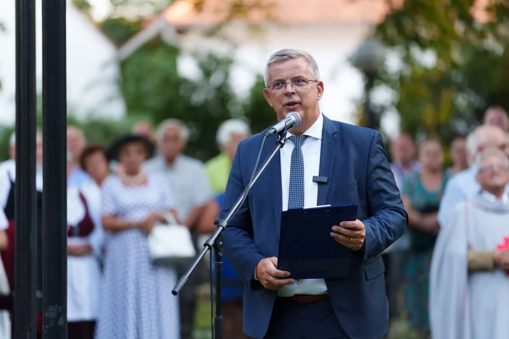 „Kívánom, hogy mindig legyen kenyér az asztalon – és legyen kivel körbeülni azt az asztalt” – mondta Miklós Zoltán képviselő. Fotó: Tuchiluș Alex
