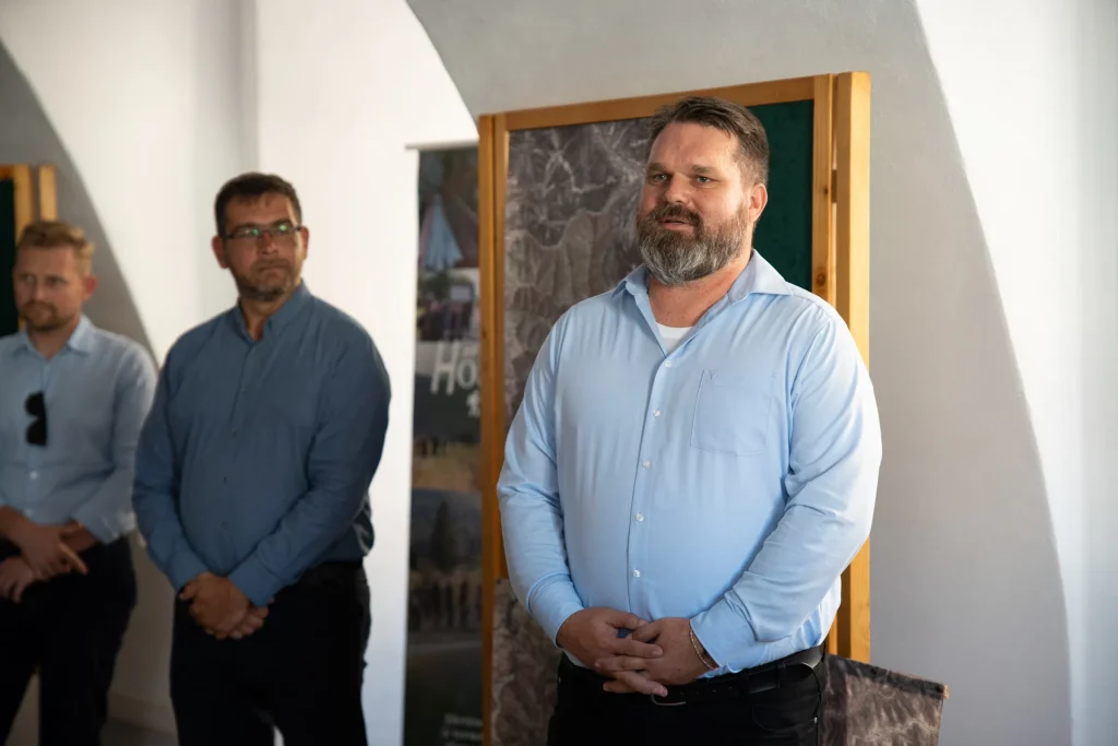 Fodor Tamás konzul maga is gyűjtője a háborús relikviáknak. Fotó: Tuchiluș Alex