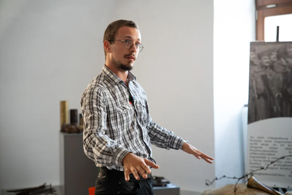 Takács Áron, a tárlat törzsanyagának gyűjtője. Fotó: Tuchiluș Alex