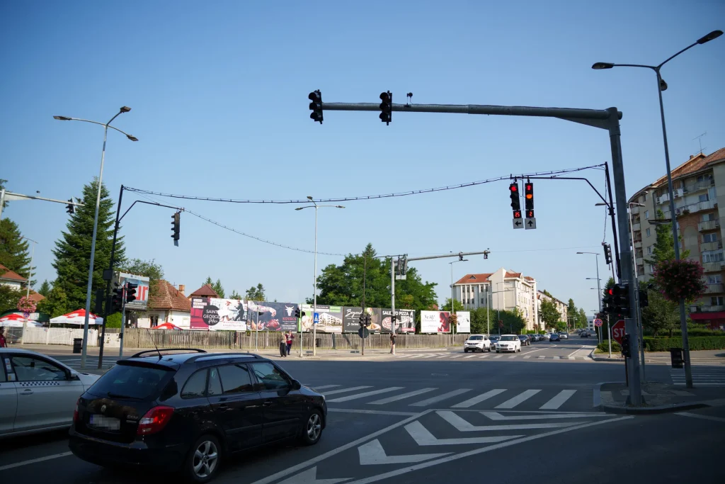 Az új jelzőlámpák a helyükre kerültek, ősszel várható a beüzemelésük. Fotó: Tuchiluș Alex