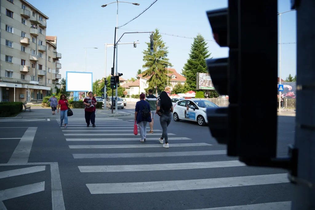 A gyalogosok biztonságos átkelését segítik az új jelzőlámpák. Fotó: Tuchiluș Alex