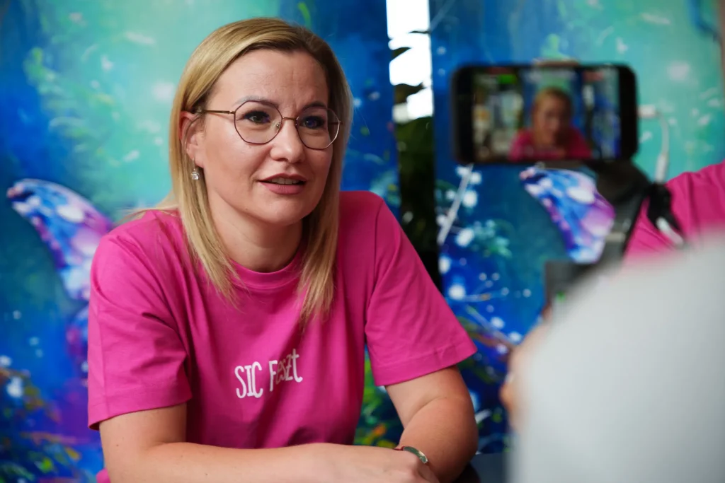 Grüman Éva, a Családi Nap főszervezője a gyerekprogramokat ismertette. Fotó: Tuchiluș Alex