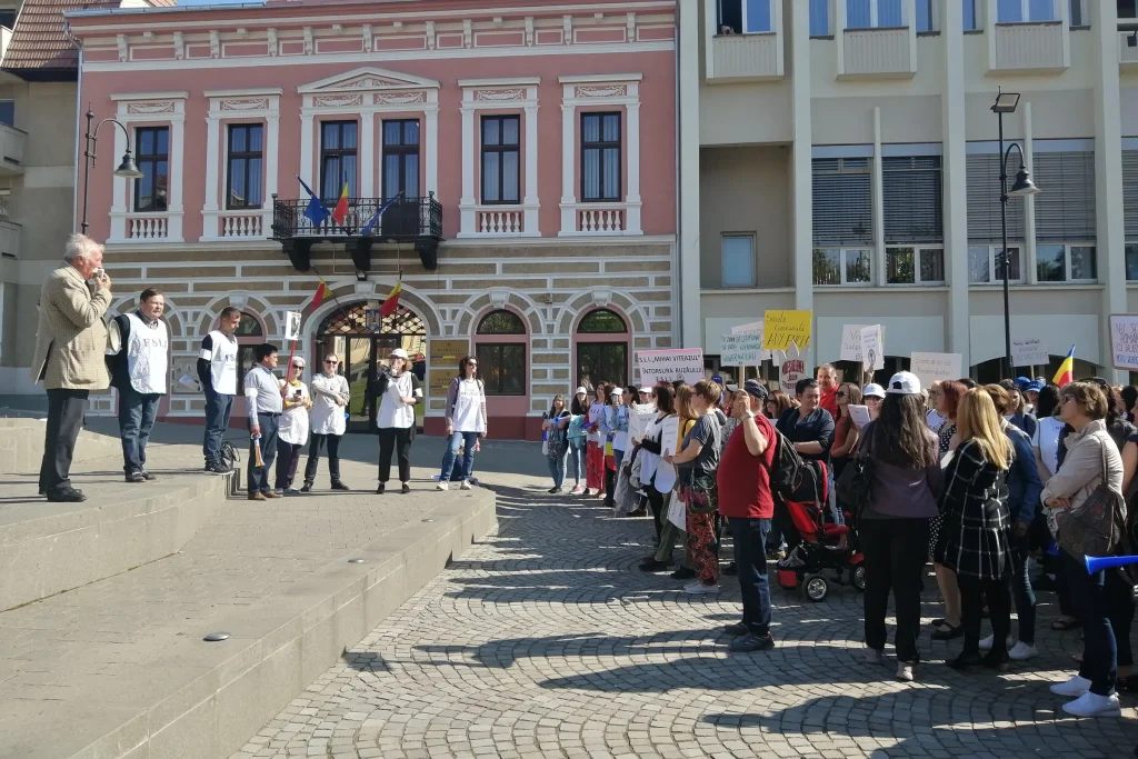 Tiltakozó megmozdulást szerveznek a háromszéki kormányhivatal előtt. Archív. Fotó: Bodor Tünde