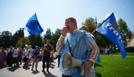 „Szégyen! Le, hazug miniszter!” – tiltakoznak a háromszéki szakszervezetek tagjai