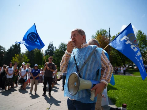 „Szégyen! Le, hazug miniszter!” – tiltakoznak a háromszéki szakszervezetek tagjai