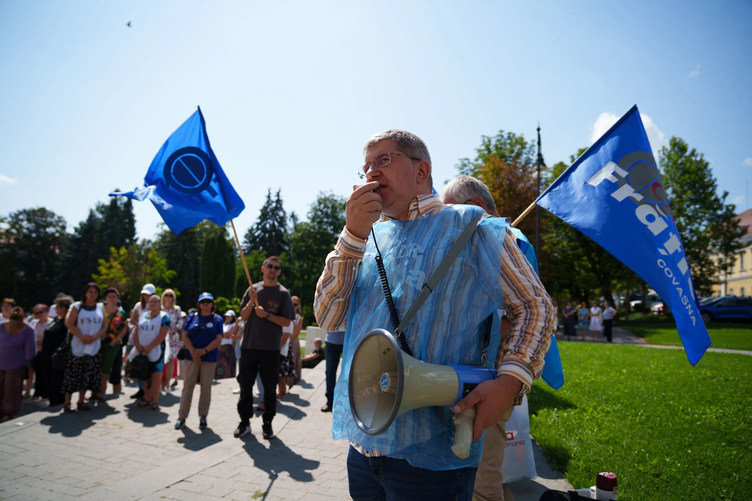 „Szégyen! Le, hazug miniszter!” – tiltakoznak a háromszéki szakszervezetek tagjai