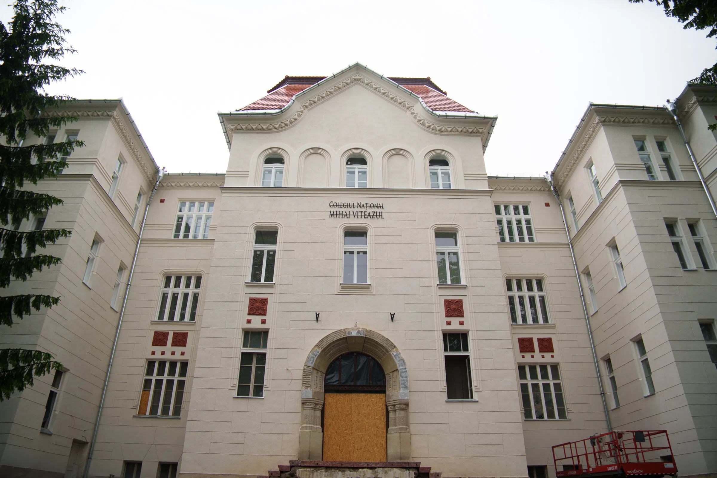 Visszatérnek az iskola területére a sepsiszentgyörgyi román diákok