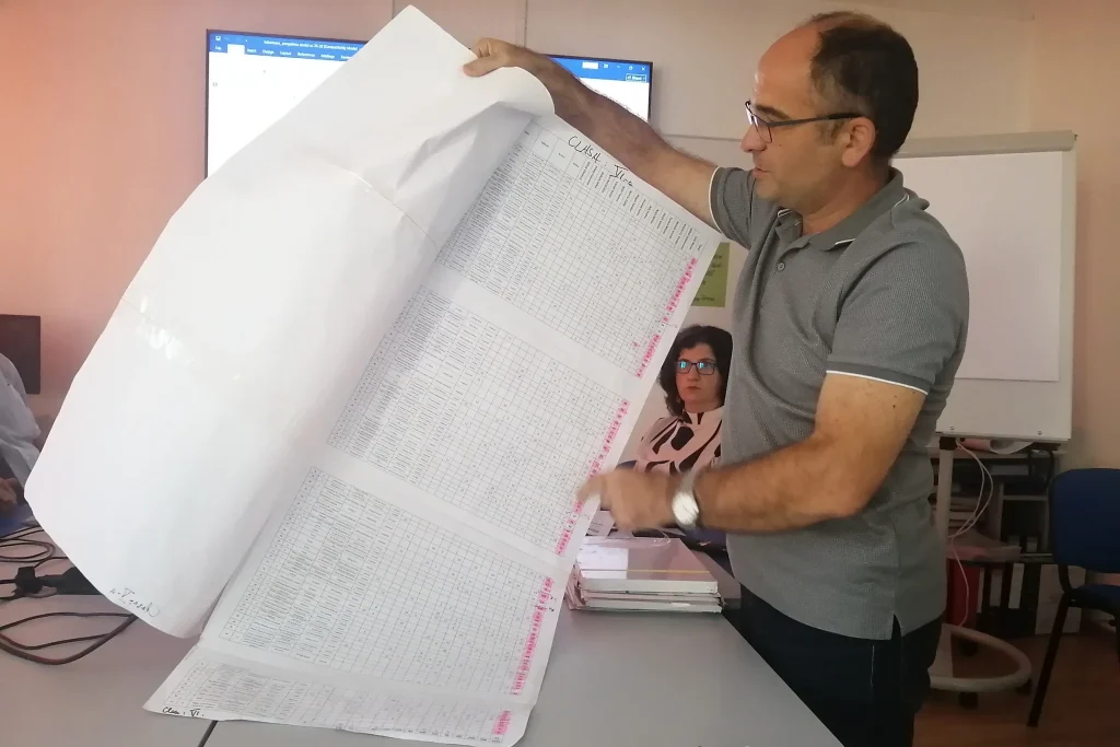 Számtalan kiadó és megannyi szerző tankönyvét kellett megrendelni az osztályoknak, több lepedőnyi a nyilvántartás, mutatja Karda Ádám tanfelügyelő. FOTÓ: BODOR TÜNDE